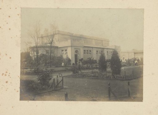 Sculpture Hall on the grounds of the World's Fair in St. Louis (Louisiana Purchase Exposition), 1904