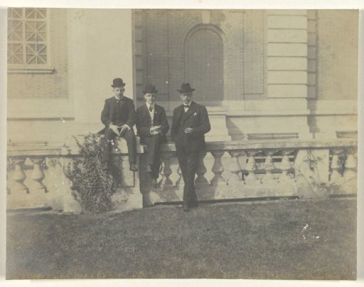 Reinders of Delft, Tony Artz and Jan C. Schüller in front of the terrace of the Art Building, during the World's Fair in St. Louis (Louisiana Purchase Exposition)
