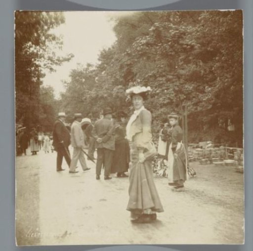 Men and women on a country road (?), Niederbronn (Bas-Rhin), France