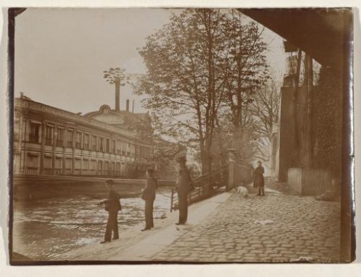 Men fishing in the Seine