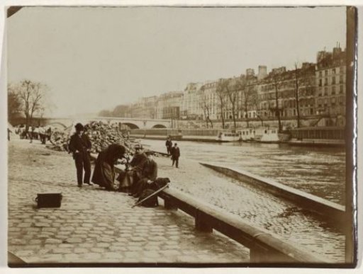 Dog groomer on the quay of the Seine in Paris