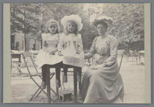 Portrait of Johanna (Hans) de Jong, Dicky Mollerus and Hendrina (Dina) de Jong-Ploeg on a terrace