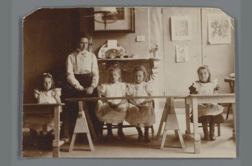Johanna (Hans) de Jong with classmates and teacher at the elementary school