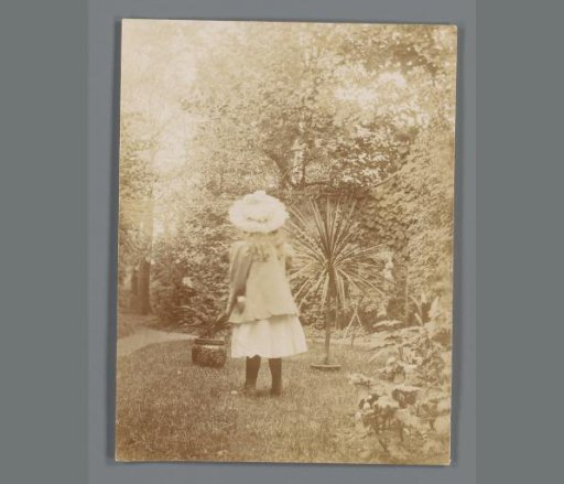 Johanna (Hans) de Jong with hat in the garden of Piet de Jong in Arnhem