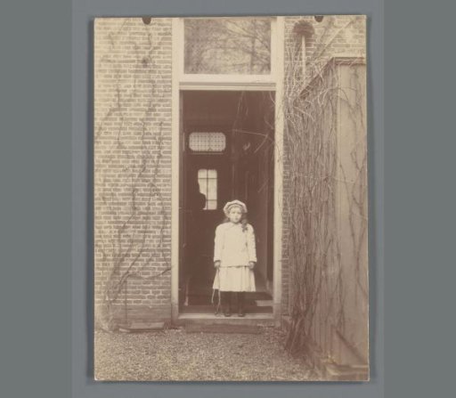 Portrait of Johanna (Hans) de Jong in the doorway of the house of Willem de Jong in Leiden