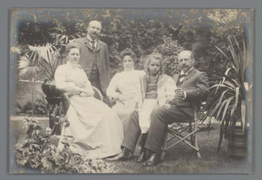 Group portrait of Hendrina (Dina) de Jong, Piet de Jong, Elisabeth de Jong, Johanna (Hans) de Jong and Willem de Jong in the garden in Arnhem