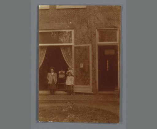 Portrait of Johanna (Nan) Vreede and Johanna (Hans) de Jong in front of the residence of Willem de Jong in Leiden
