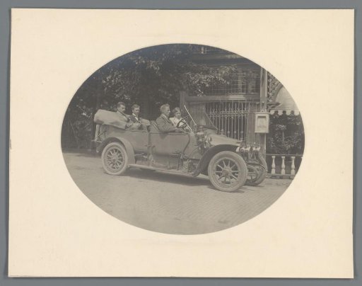 Car with Johanna (Hans) de Jong and an unknown man in the front and Frederik (Frits) Stokhuyzen and an unknown man in the back