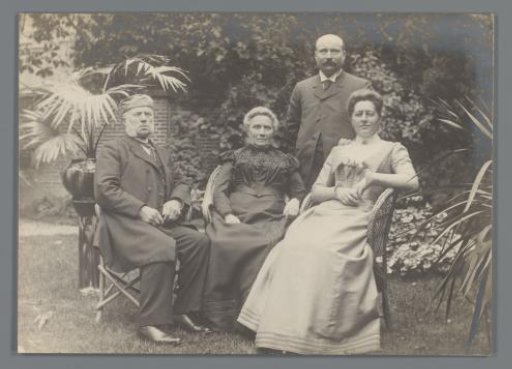 Group portrait with Lambertus de Jong, Johanna de Jong-Ploeg, Piet de Jong and Hendrina (Dina) de Jong-Ploeg in the garden of Piet de Jong in Arnhem