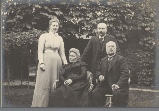 Group portrait with Hendrina (Dina) de Jong-Ploeg, Johanna de Jong-Voet, Piet de Jong and Lambertus de Jong in the garden of Piet de Jong in Arnhem