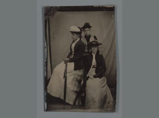 Group portrait with Jeanette van Tonderen, Elisabeth van Tonderen and Gerarda (Ida) van Tonderen