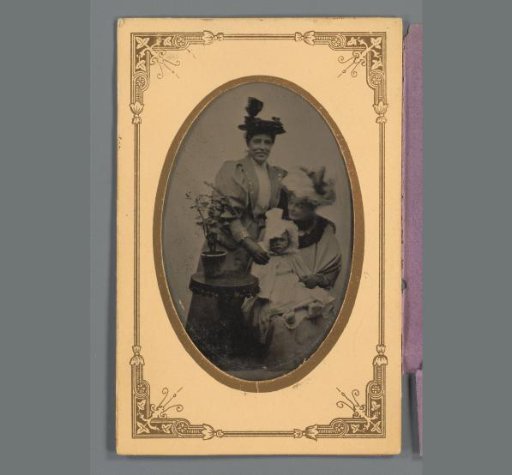 Group portrait of Gerarda (Ida) van Tonderen with daughter Johanna (Hans) de Jong and sister Elisabeth van Tonderen