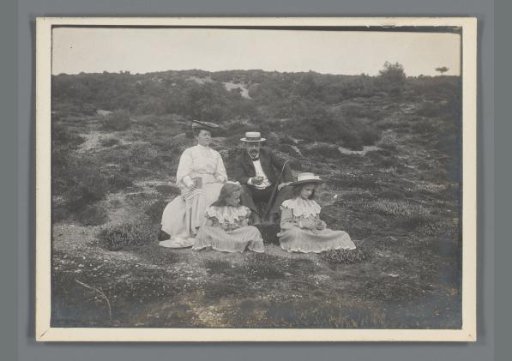 Portrait of Willem de Jong, Hendrina (Dina) de Jong-Ploeg, Johanna (Hans) de Jong and Johanna (Nan) Vreede in a Heath Landscape