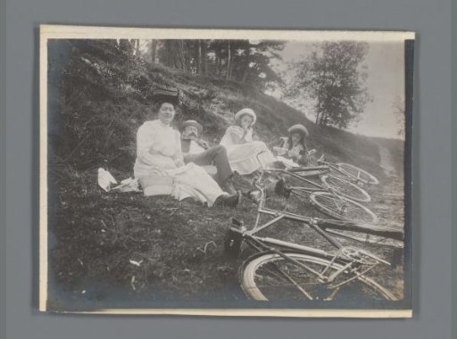 Hendrina (Dina) de Jong-Ploeg, Willem de Jong, Johanna (Hans) de Jong and Johanna (Nan) Vreede Resting in a Heath Landscape During a Cycling Tour