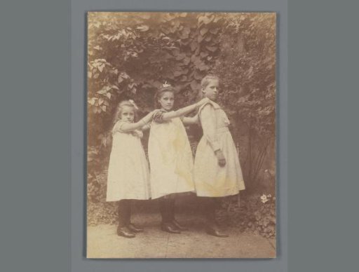 Portrait of Johanna (Hans) de Jong, Johanna (Nan) Vreede and an unknown girl