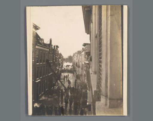 Crowd at a fire in a house on the Noordeinde, Leiden