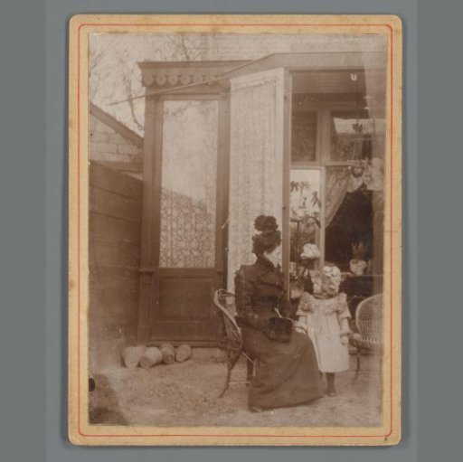 Johanna (Hans) de Jong with her stepmother Elisabeth de Jong in the garden in Leiden