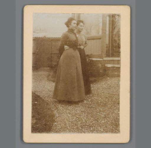 Portrait of Johanna (Nan) Vreede and Johanna (Hans) de Jong in Zaandam