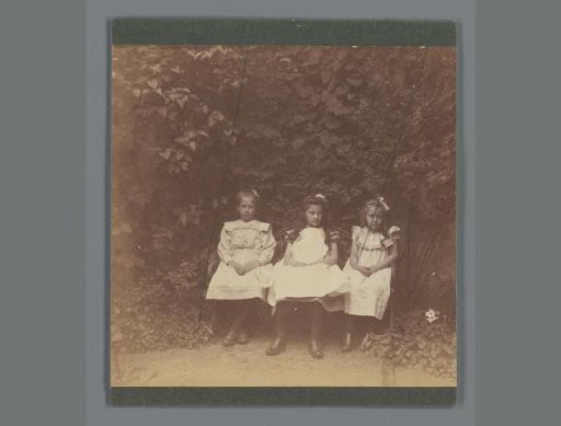 Johanna (Hans) de Jong with Johanna (Nan) Vreede and a girl in the garden