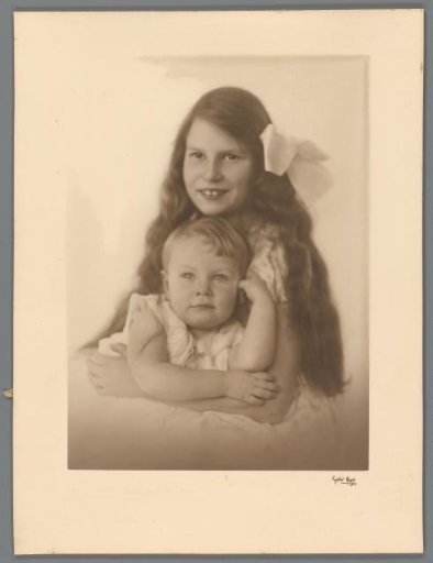 Portrait of Casmira Stokhuyzen and Jacoba Beatrice Elisabeth Stokhuyzen as a baby