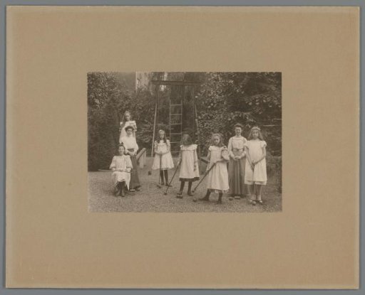 Group portrait of Johanna (Hans) de Jong with girls and women holding croquet mallets in a garden