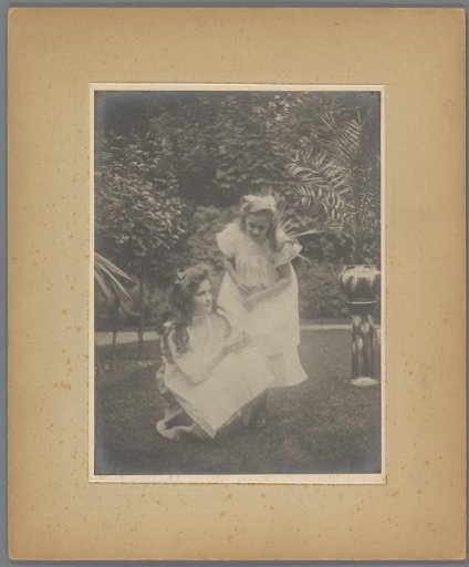 Johanna (Hans) de Jong and Johanna (Nan) Vreede in the garden of Piet and Hendrina (Dina) de Jong in Arnhem