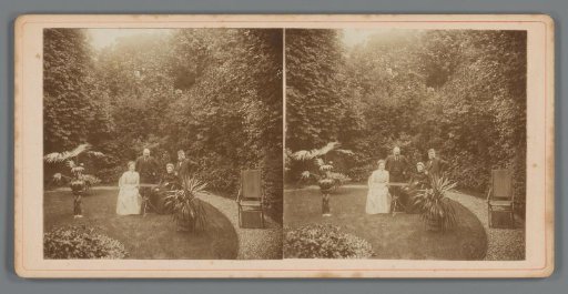 Portrait of Hendrina (Dina) de Jong-Ploeg, Piet de Jong, Johanna de Jong-Voet and Lambertus de Jong in the garden of Piet de Jong's house in Arnhem