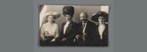 Portrait of Johanna (Hans) de Jong, Elisabeth de Jong, Willem de Jong and Johanna (Nan) Vreede at a rapid photographer's studio in Basel