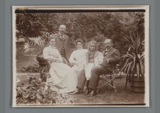 Group Portrait with Hendrina (Dina) and Piet de Jong, Elisabeth de Jong, Johanna (Hans) de Jong, and Willem de Jong in the Garden in Arnhem