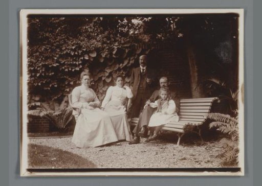 Group Portrait with Hendrina (Dina) Johanna de Jong, Elisabeth de Jong, Piet de Jong, Willem de Jong, and Johanna (Hans) de Jong in the Garden in Arnhem