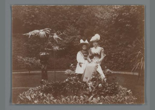 Portrait of Johanna (Hans) de Jong and Hendrina (Dina) Johanna de Jong-Ploeg in the Garden of Piet de Jong in Arnhem