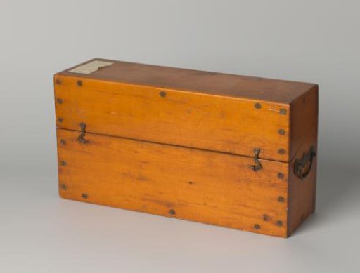 Empty wooden chest for 70 stereoscopic glass slides by Herman Lohr and Jet Resink