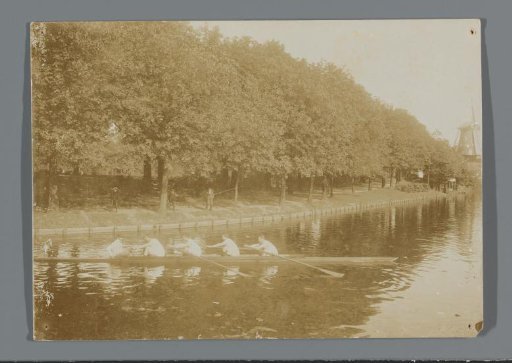Frédéric Dumas as helmsman with rowers in the Oude Vier of Delftsche Sport