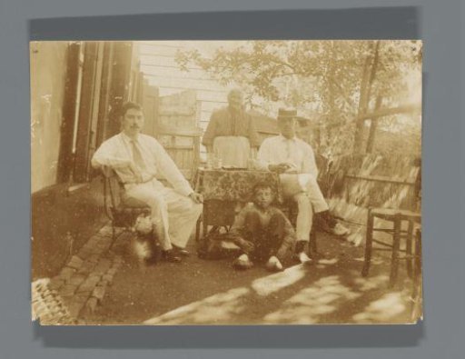 Portrait of two Delft fellow students of Frédéric Dumas in front of a small country house