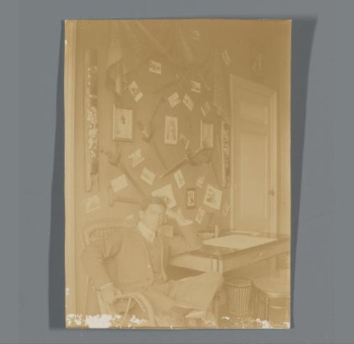Student room with Frédéric Dumas at his desk and wall decorations, kris swords and photos (including of Queen Wilhelmina)