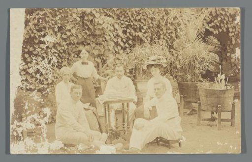 Group portrait in the garden of six friends of Guusje Bruins in Bendoredjo