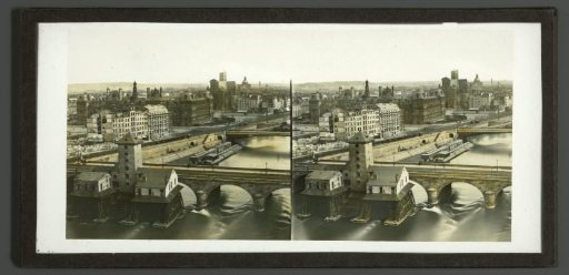 View over the Seine with bridges and Hôtel de Ville