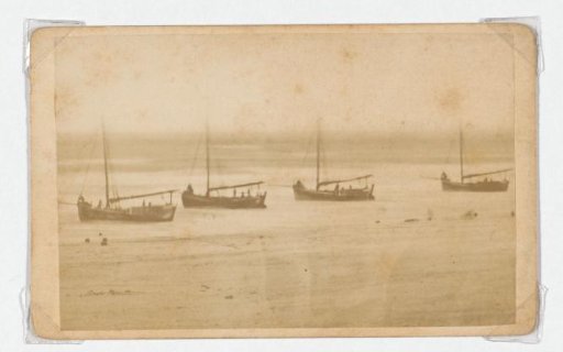 Bath carriage with a crown, probably on the beach at Scheveningen
