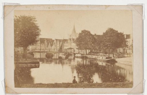 Gezicht op de huizen en een brug bij de Where in Purmerend