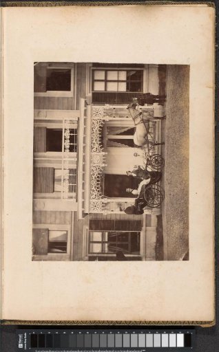 Four people with a carriage in front of the country house De Lathmer in Wilp