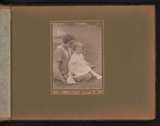 Anna Kessler-Briët with her daughter Anneke at Villa Stoephout in Wassenaar
