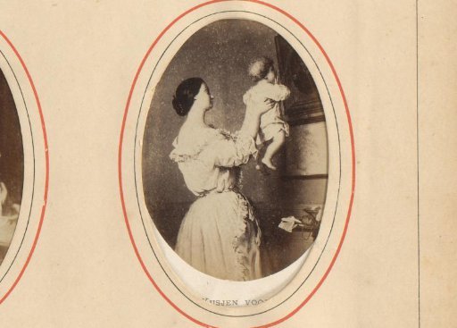 Photographic reproduction of a painting of a mother with child before a portrait of the father, with poem by J.J.L. ten Kate
