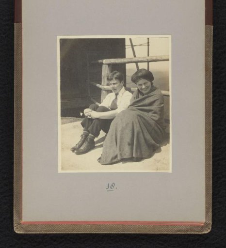 Go and Jan Kessler, sitting against a fence in Marienfels