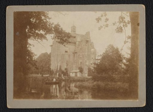 Kessler family at a castle, including Margo Kessler-de Lange, her children Dolph, An, Go and son-in-law Philip Kohnstamm