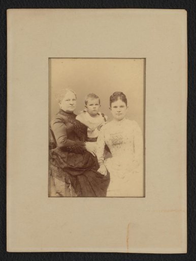 Group portrait of Margo Kessler-de Lange, her daughter Go, and an unknown woman