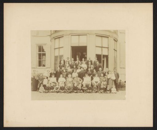 Group portrait of the Kessler family on the porch of house De Paauw in Wassenaar