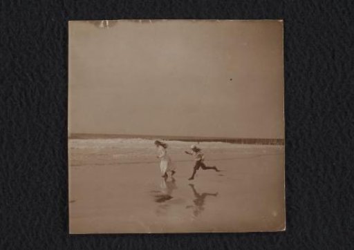 Go and Boelie Kessler running on a beach