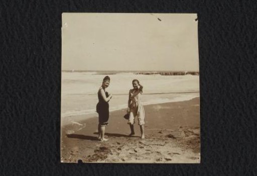 An Kessler with a friend on a beach