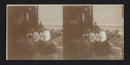 Margo Kessler with Boelie and two unknown women in a garden