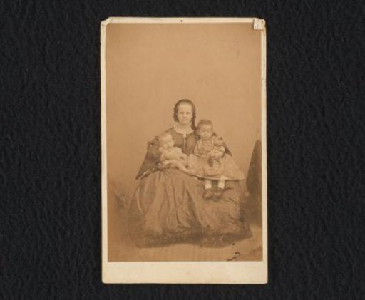 Portrait of Jacoba de Lange-Wiggers van Kerchem with two of her children, possibly Margo and Jacob